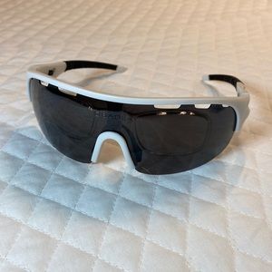 OBAOLAY Polarized SPORT Sunglasses. Case. Soft Bag Case. Lens Cloth. White/Gray.